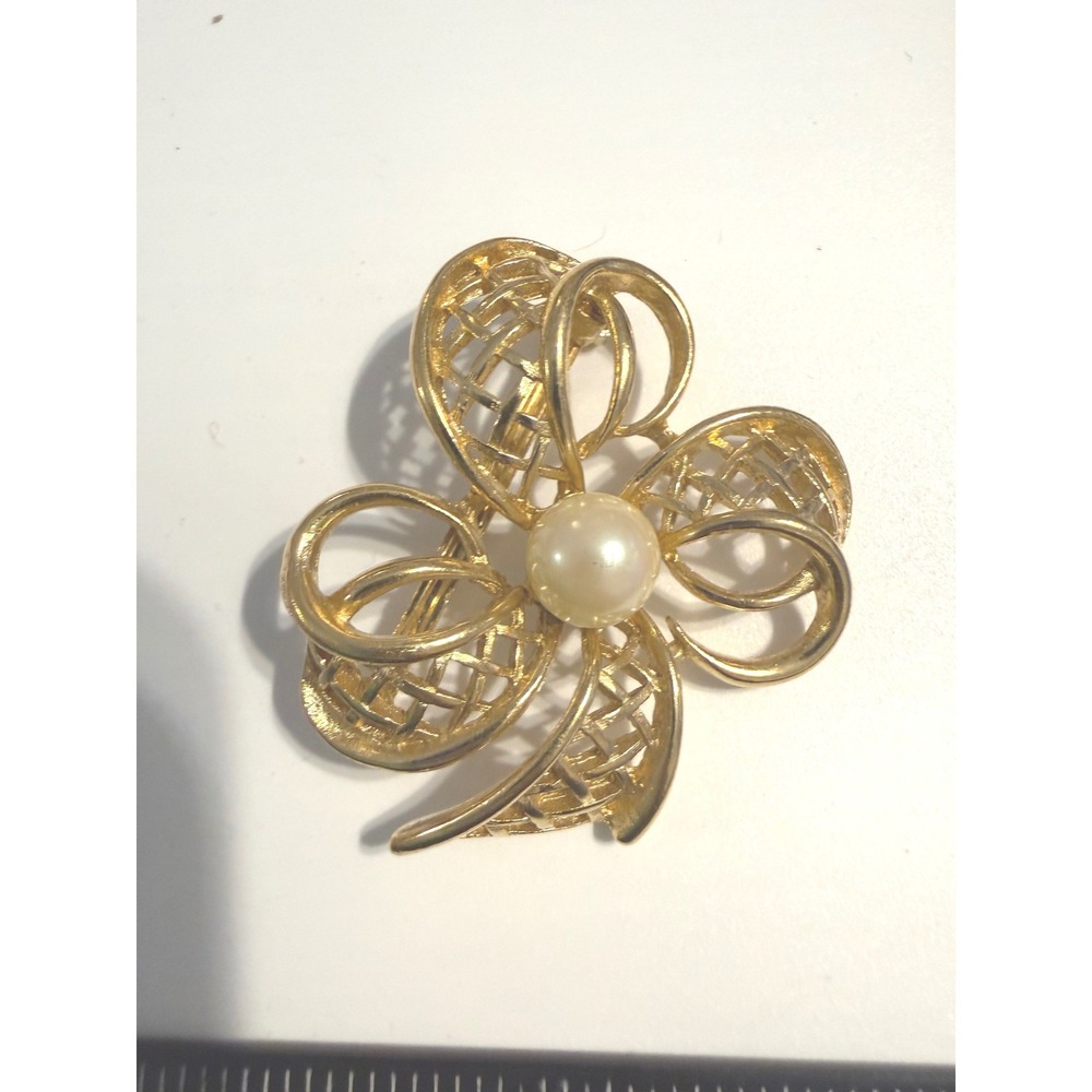 Vintage‎ Richelieu Gold Tone Faux Pearl Lattice Flower Brooch Pin 2 Inch